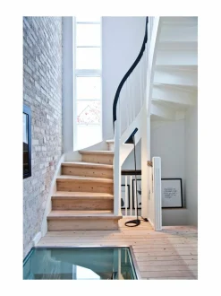 Lattiavalaisimet|Louis Poulsen AJ-lattiavalaisin MUSTA