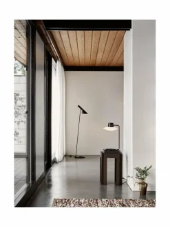 Lattiavalaisimet|Louis Poulsen AJ-lattiavalaisin MUSTA