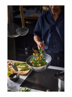 Keitto- & Paistoastiat|Fiskars All Steel-wokkipannu 28 cm GREY