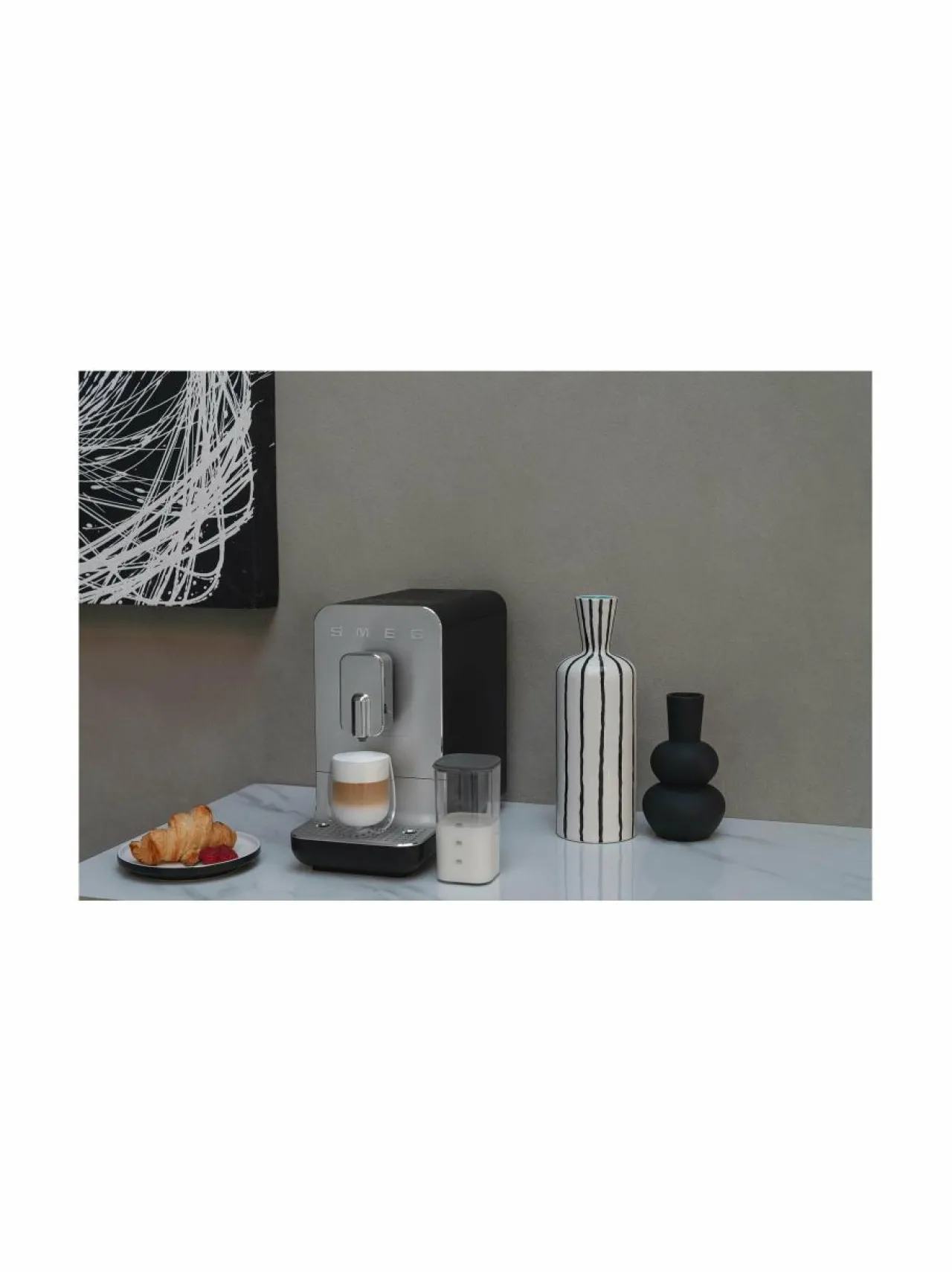 Kahvin- & Vedenkeittimet|Smeg BCC13BLMEU- täysautomaattinen kahvikone ja maidonvaahdotin BLACK