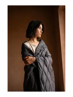 Huovat & Päiväpeitot|Hugo Boss Cloud- tikattu peitto, 110 x 160 cm CARBON