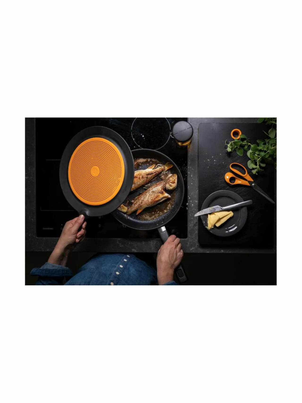 Keittiötarvikkeet|Fiskars Functional Form -roiskesuoja BLACK/ORANGE