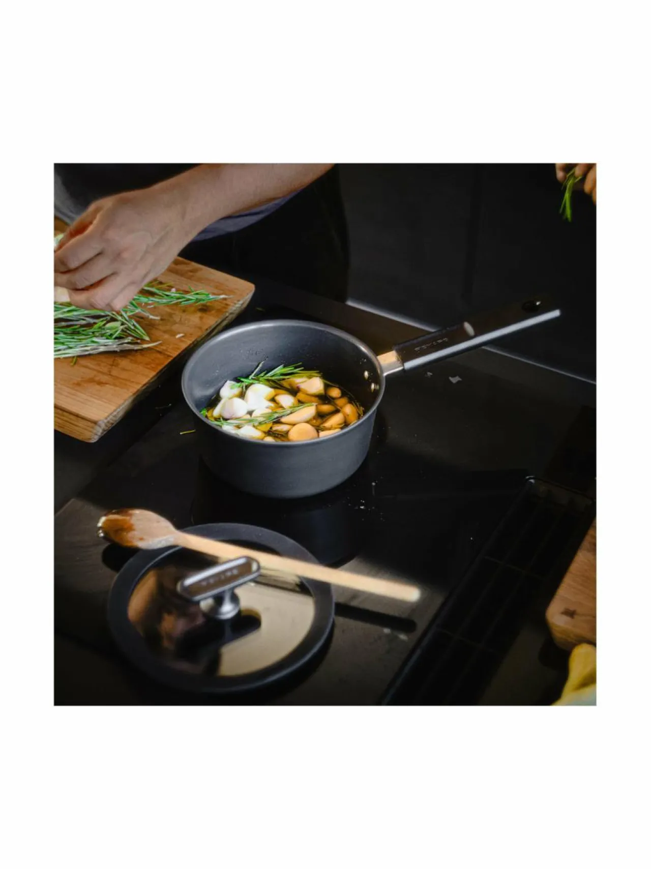 Keitto- & Paistoastiat|Fiskars Hard Face -kasari kannella BLACK