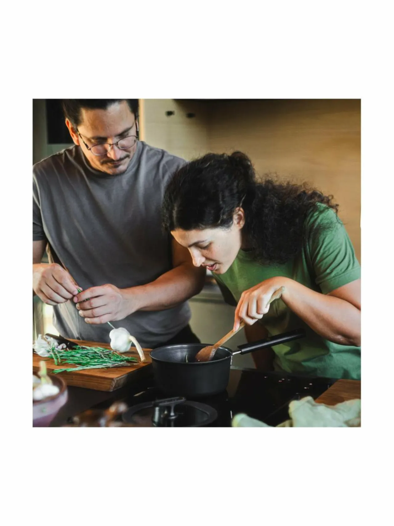 Keitto- & Paistoastiat|Fiskars Hard Face -kasari kannella BLACK