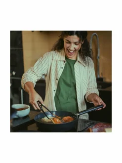 Keitto- & Paistoastiat|Fiskars Hard Face Sauté -paistinpannu kannella, 28 cm BLACK