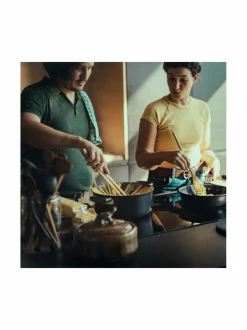 Keitto- & Paistoastiat|Fiskars Hard Face Sauté -paistinpannu kannella, 24 cm BLACK