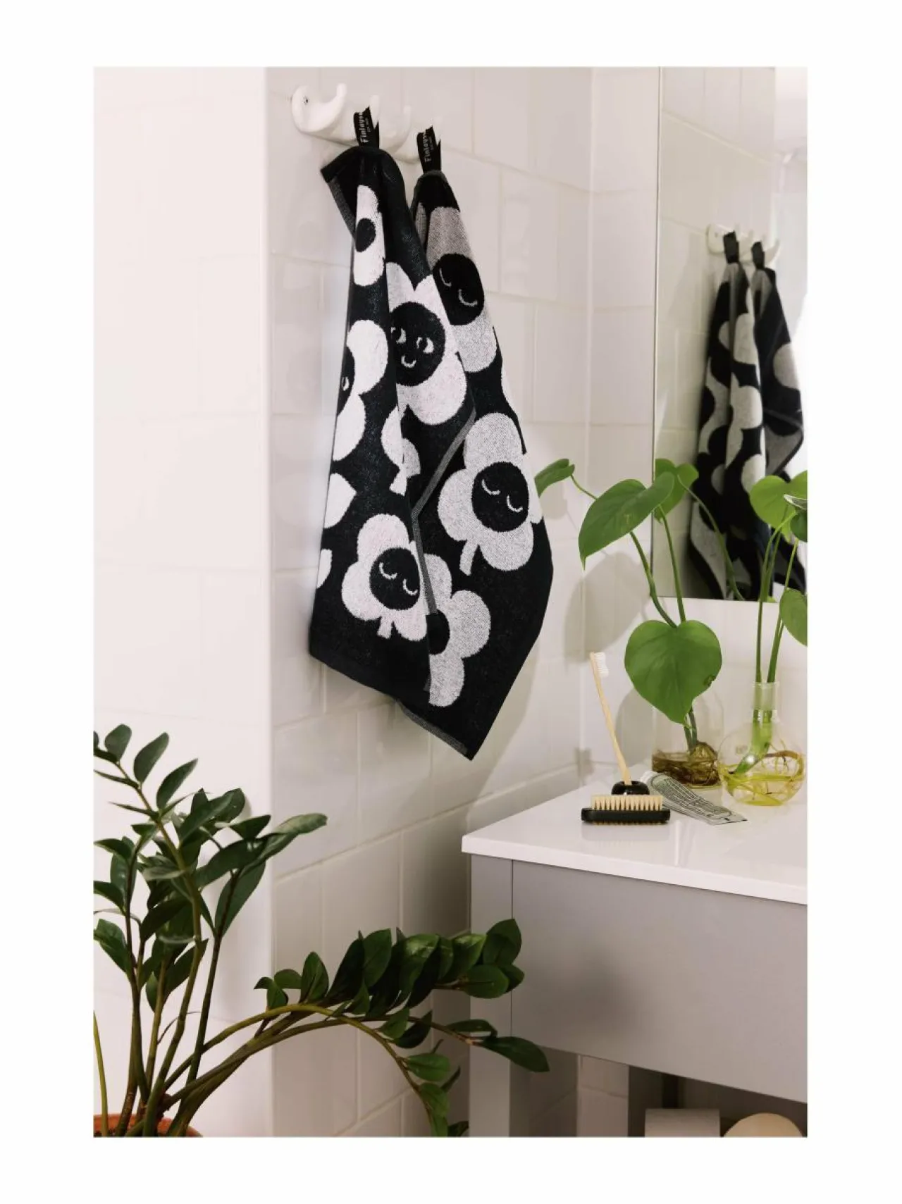 Kylpyhuonetekstiilit|Finlayson Kukka-käsipyyhe 50 x 70 cm BLACK/WHITE