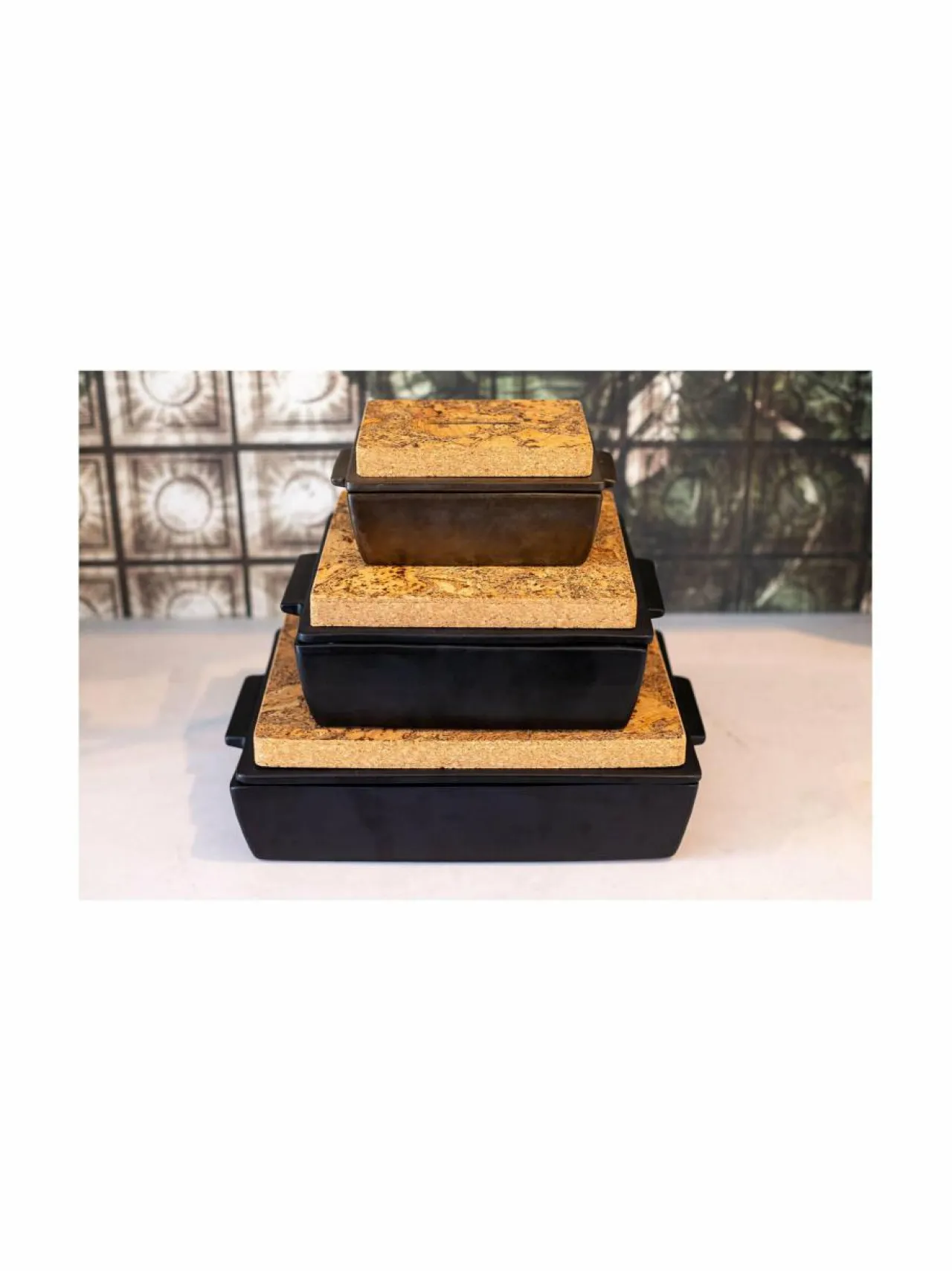 Keitto- & Paistoastiat|DUTCHDELUXES Large -kannellinen uunivuoka ja korkkialusta, 35 x 23,5 x 10,5 cm BM BLACK MATT