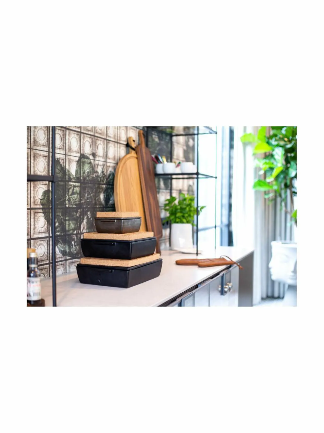 Keitto- & Paistoastiat|DUTCHDELUXES Large -kannellinen uunivuoka ja korkkialusta, 35 x 23,5 x 10,5 cm BM BLACK MATT