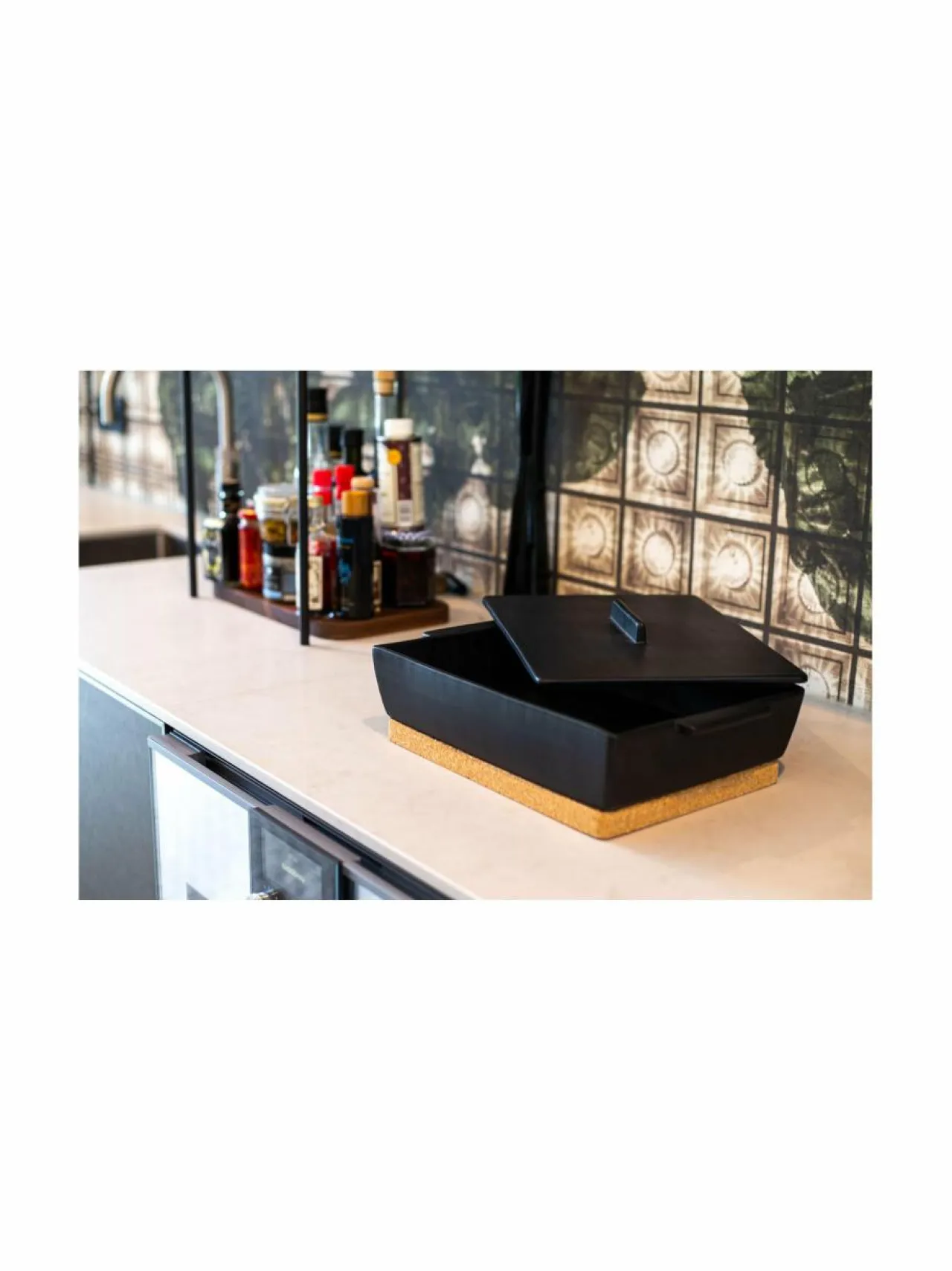 Keitto- & Paistoastiat|DUTCHDELUXES Large -kannellinen uunivuoka ja korkkialusta, 35 x 23,5 x 10,5 cm BM BLACK MATT