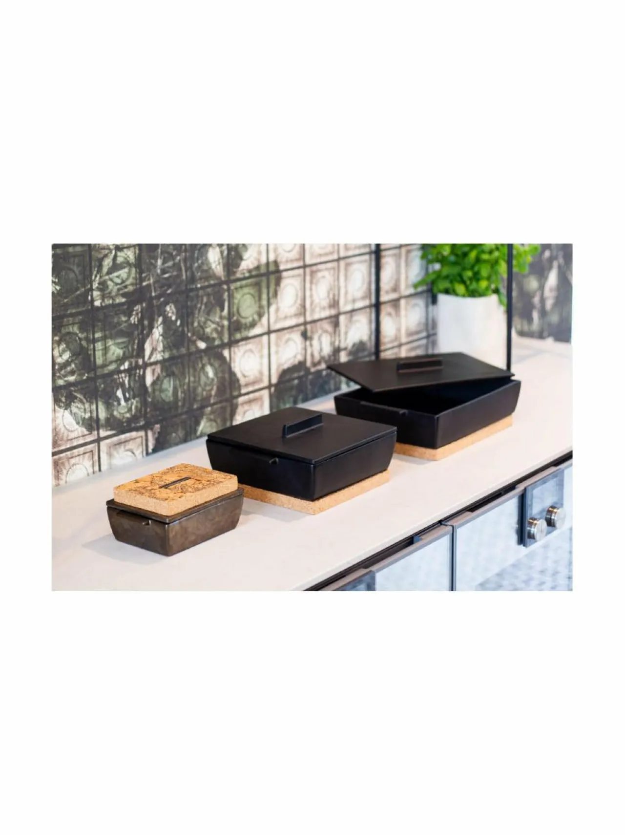 Keitto- & Paistoastiat|DUTCHDELUXES Large -kannellinen uunivuoka ja korkkialusta, 35 x 23,5 x 10,5 cm BM BLACK MATT