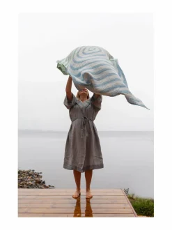 Kylpyhuonetekstiilit|Lapuan Kankurit Metsälampi-pellavapyyhe 1 WHITE-GREEN-RAINY BLUE