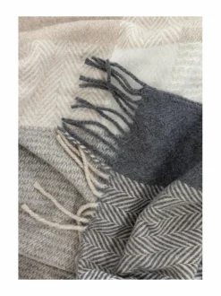 Huovat & Päiväpeitot|Casa Stockmann Nimes-villasekoitehuopa 130 x 180 cm GREY/SAND/SOFT WHITE