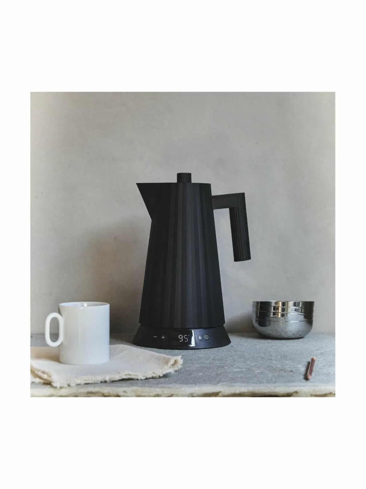 Kahvin- & Vedenkeittimet|Alessi Plissé-vedenkeitin lämpötilansäädöllä 1,7 l B BLACK