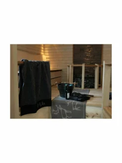 Kylpyhuonetekstiilit|Pentik Saaga-laudeliina 46 x 150 cm MUSTA