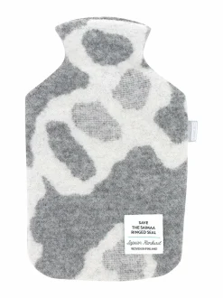 Huovat & Päiväpeitot|Lapuan Kankurit Saimaannorppa-kuumavesipullo VALKO-HARMAA