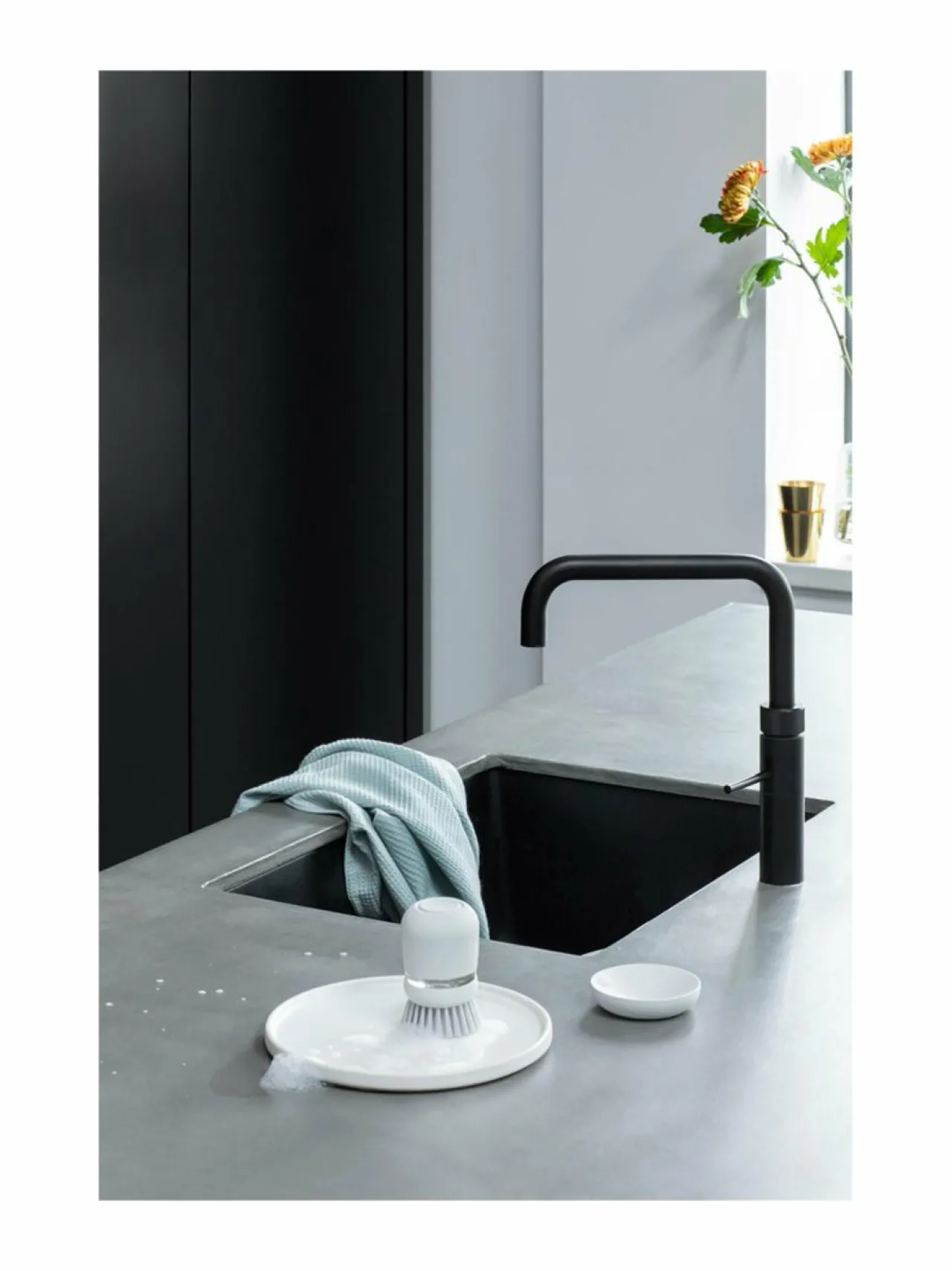 Keittiötarvikkeet|Brabantia Saippuaa annosteleva tiskiharja LIGHT GREY