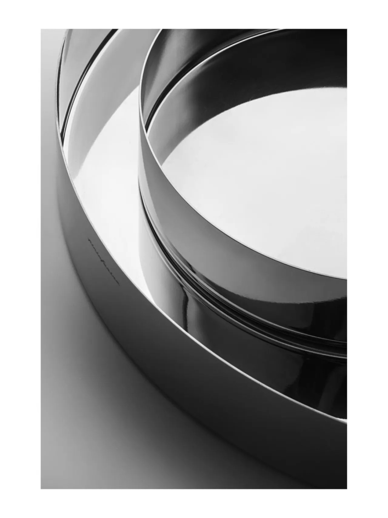 Tarjoiluastiat|Mepra Stile by Pininfarina korkeareunainen tarjotin Ø 32 cm