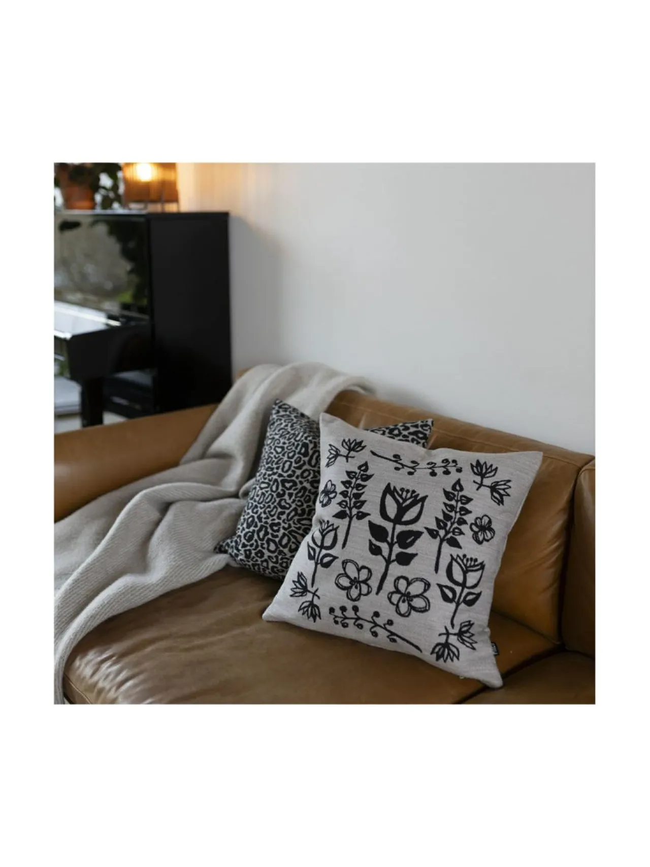 Sisustustyynyt|MIIKO Tyynynpäällinen Taikapuutarha, musta BEIGE/MUSTA